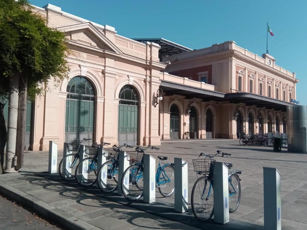 Parma Express Traveller'S Lodging Front Station Fs Parking Exteriör bild