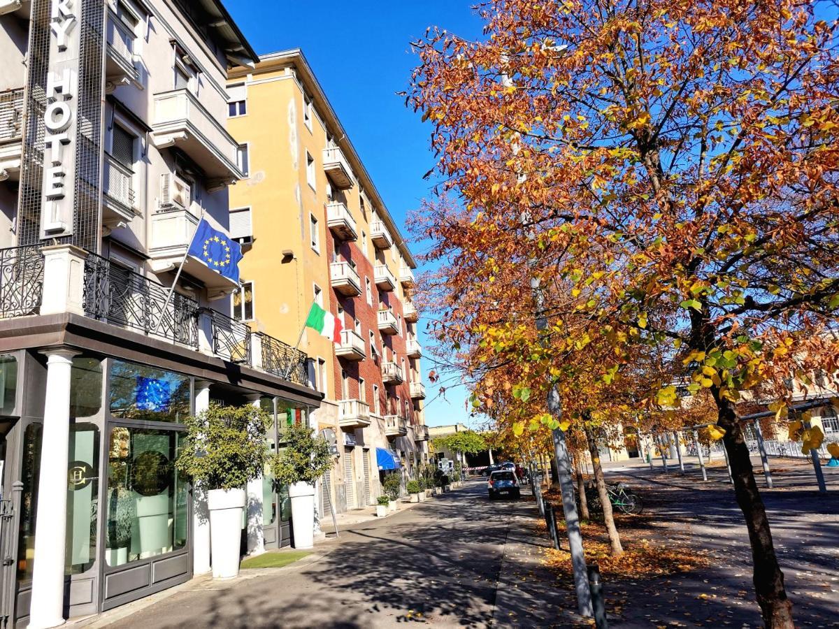 Parma Express Traveller'S Lodging Front Station Fs Parking Exteriör bild