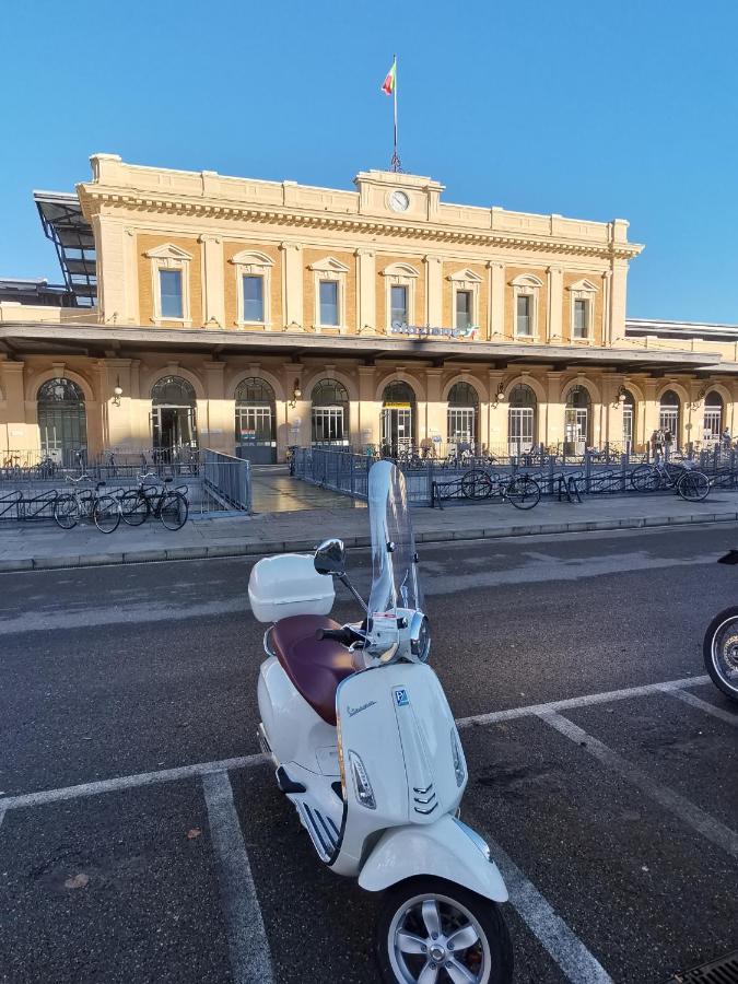 Parma Express Traveller'S Lodging Front Station Fs Parking Exteriör bild